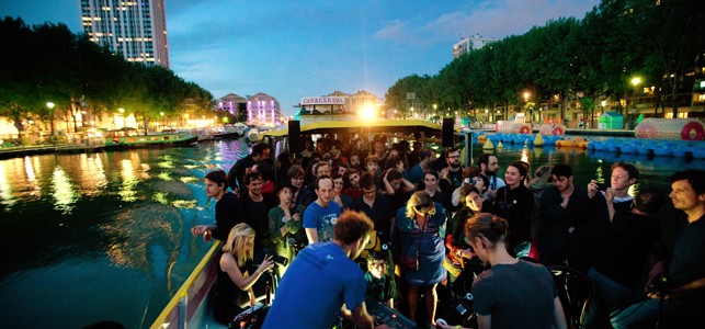 Noyade (David Lemoine et Erik Minkkinen) en live à bord de la péniche Gavroche sur le canal de l’Ourcq, dimanche 20 juillet. © Sébastien Baverel