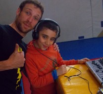 Antoine Capet et un enfant participant à l'atelier Méditerranée à l’école Charles Auray de Pantin en mai 2014. © Julie Crenn-Collectif MU