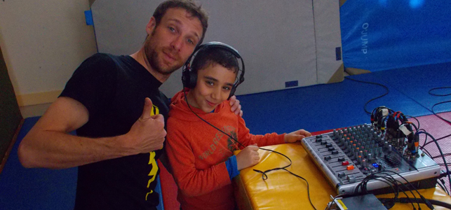 Antoine Capet et un enfant participant à l'atelier Méditerranée à l’école Charles Auray de Pantin en mai 2014. © Julie Crenn-Collectif MU